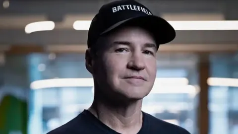 歐洲杯三冠王什琴斯尼首戰陷紅牌、傷病與犯錯多重困局